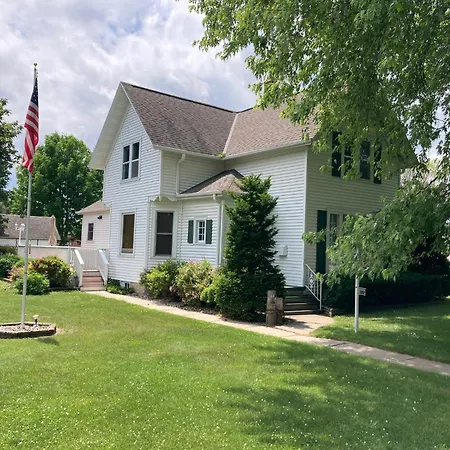 Cozy Algoma Retreat! Minutes To Beach And Downtown!